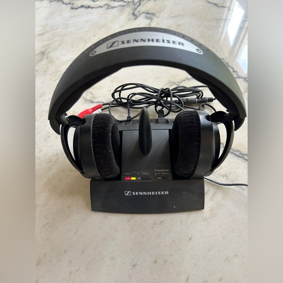 Sennheiser Black Charging Dock with LED Indicators - Picture 1 of 5